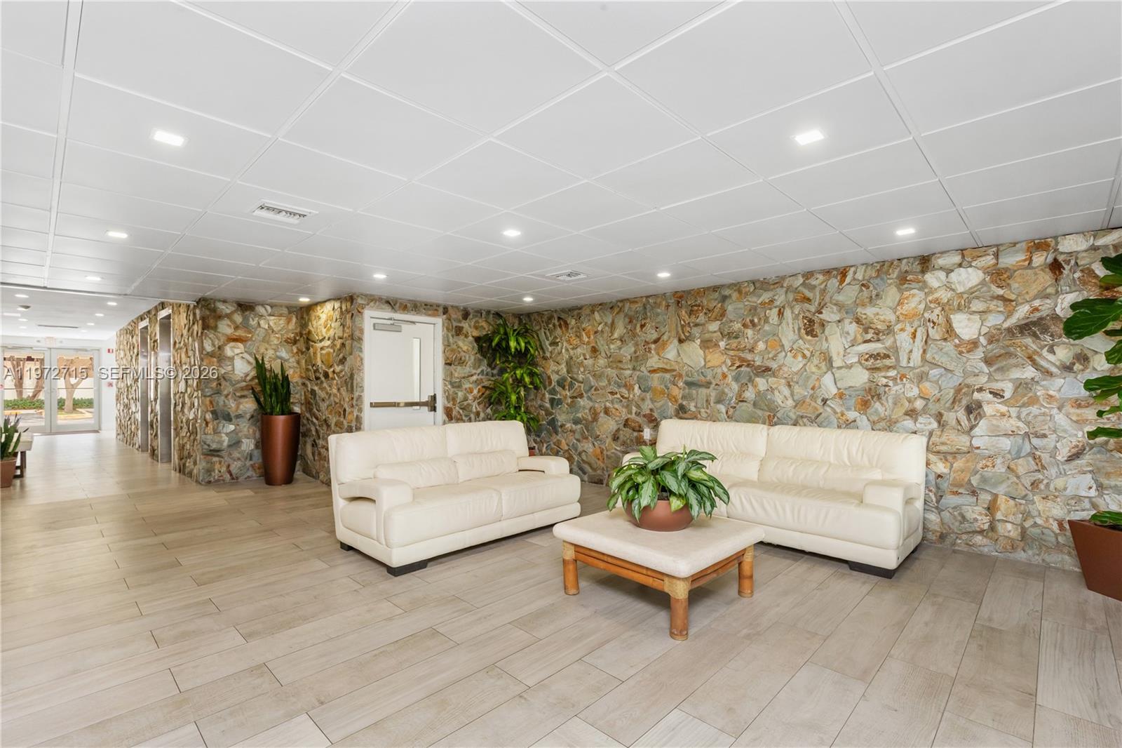 210 Sea Vw Dr #207 Key Biscayne, FL 33149