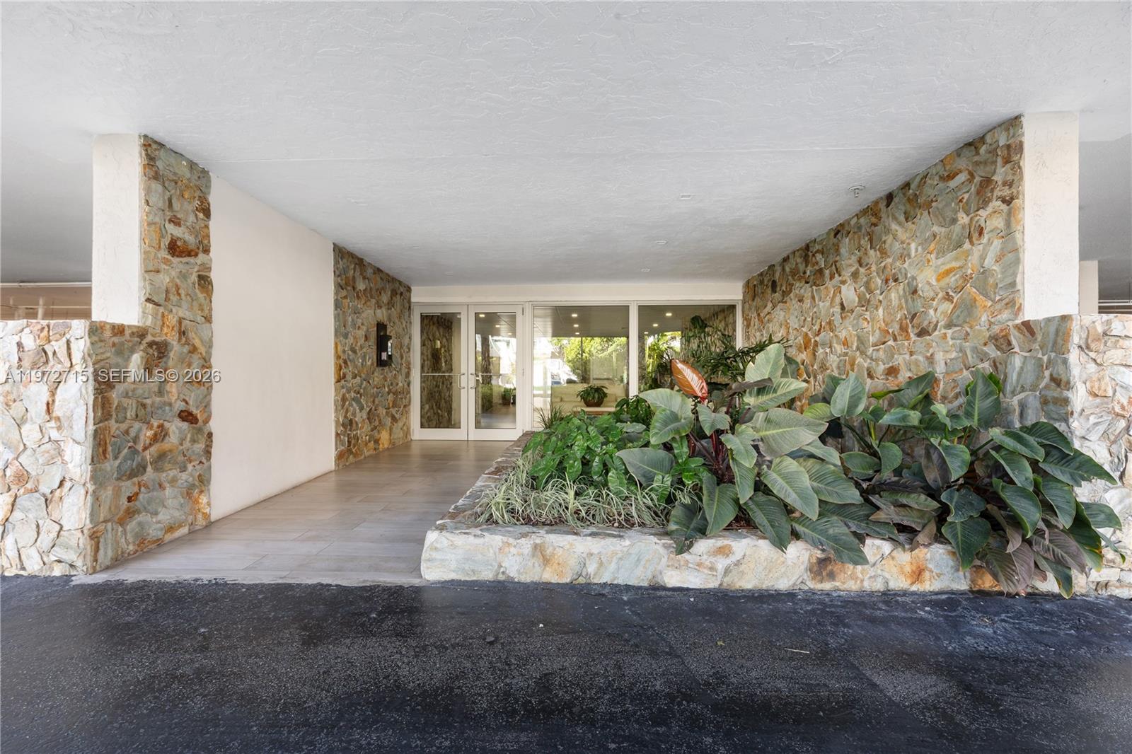 210 Sea Vw Dr #207 Key Biscayne, FL 33149