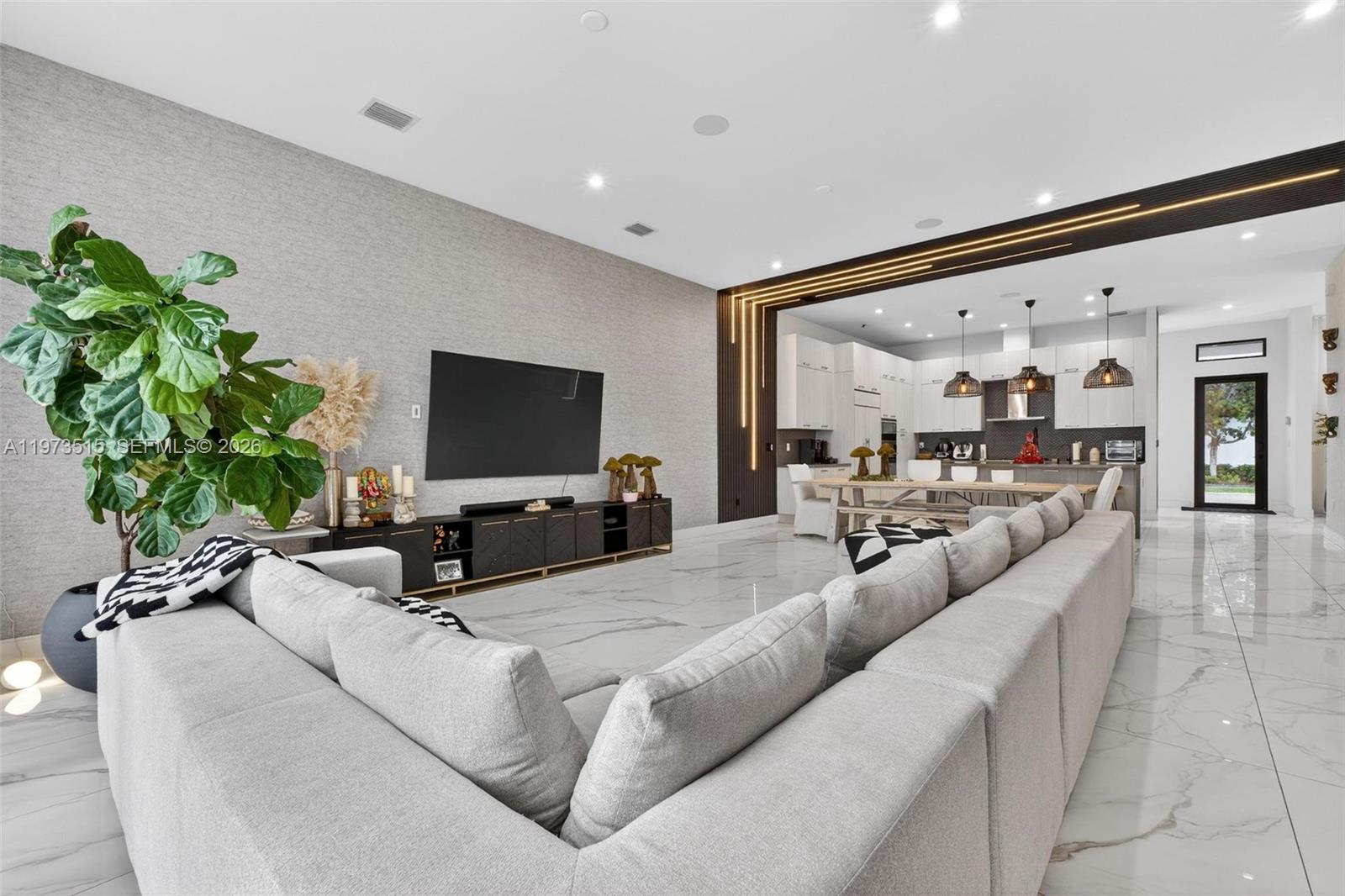 8126 NW 48th Ter Doral, FL 33166