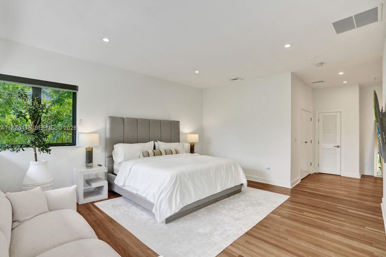 5735 N Bay Rd Miami Beach, FL 33140