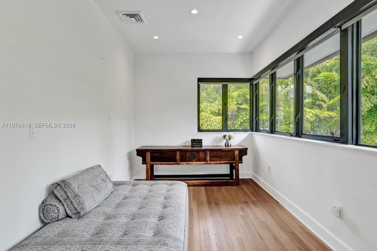 5735 N Bay Rd Miami Beach, FL 33140