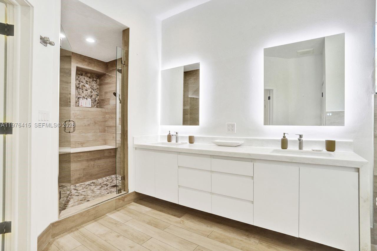 5735 N Bay Rd Miami Beach, FL 33140