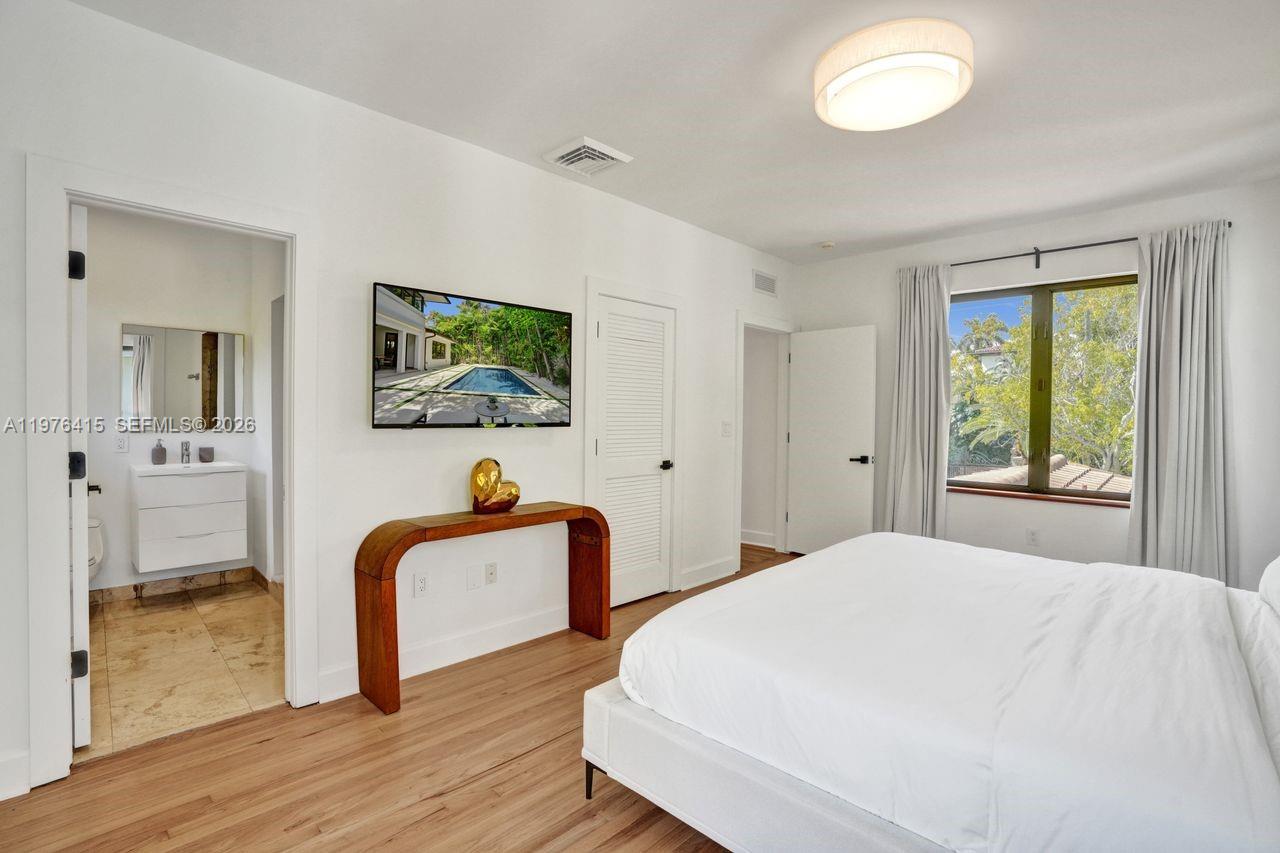 5735 N Bay Rd Miami Beach, FL 33140