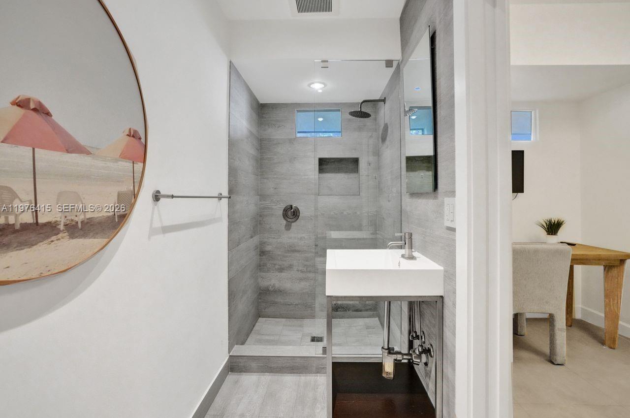 5735 N Bay Rd Miami Beach, FL 33140