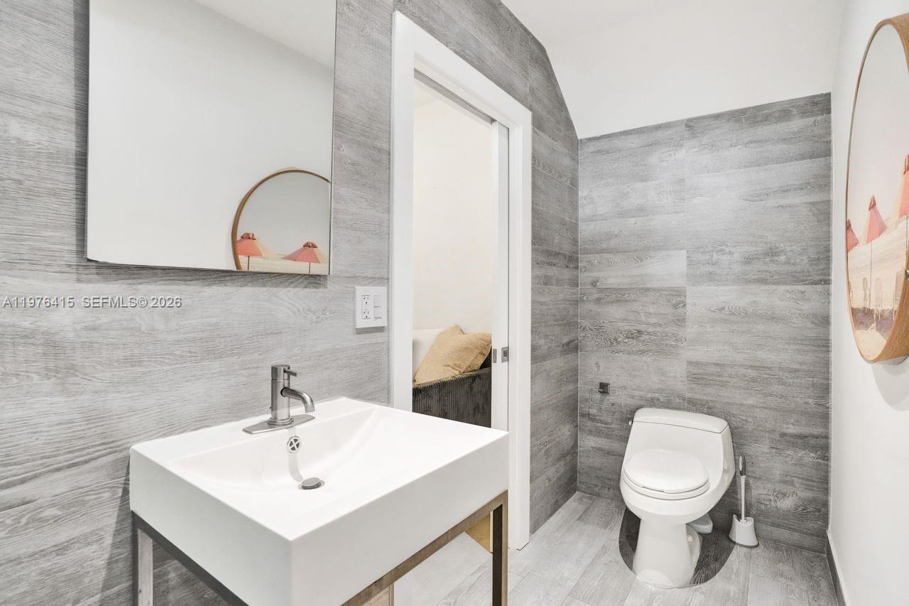 5735 N Bay Rd Miami Beach, FL 33140