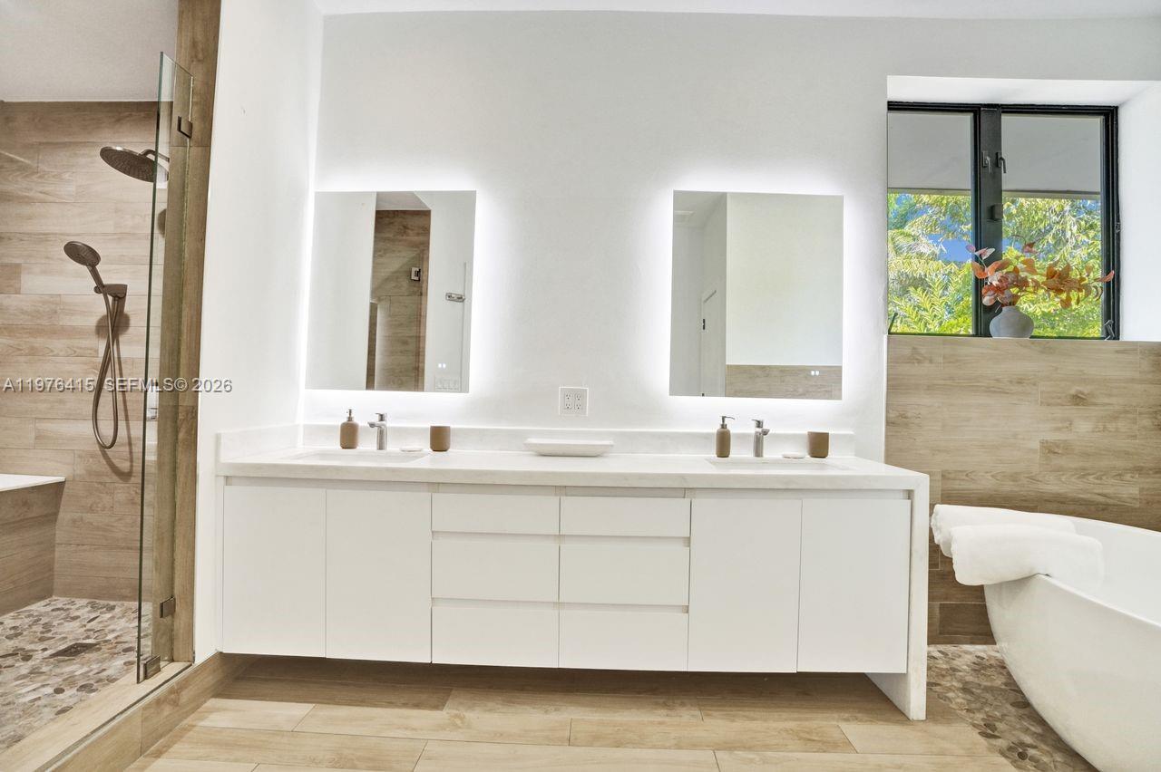 5735 N Bay Rd Miami Beach, FL 33140