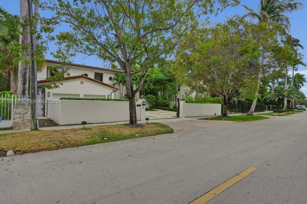 5735 N Bay Rd Miami Beach, FL 33140