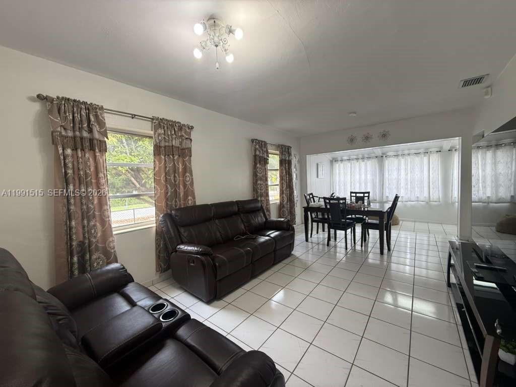 4470 W 1st Ave Hialeah, FL 33012