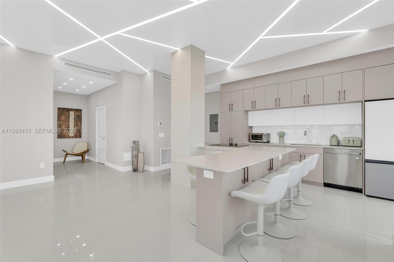 18011 Biscayne Blvd #PH04 Aventura, FL 33160