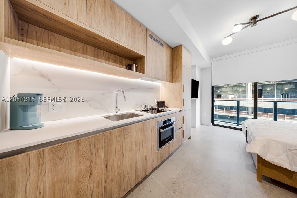 11 NE 6th St #1106
