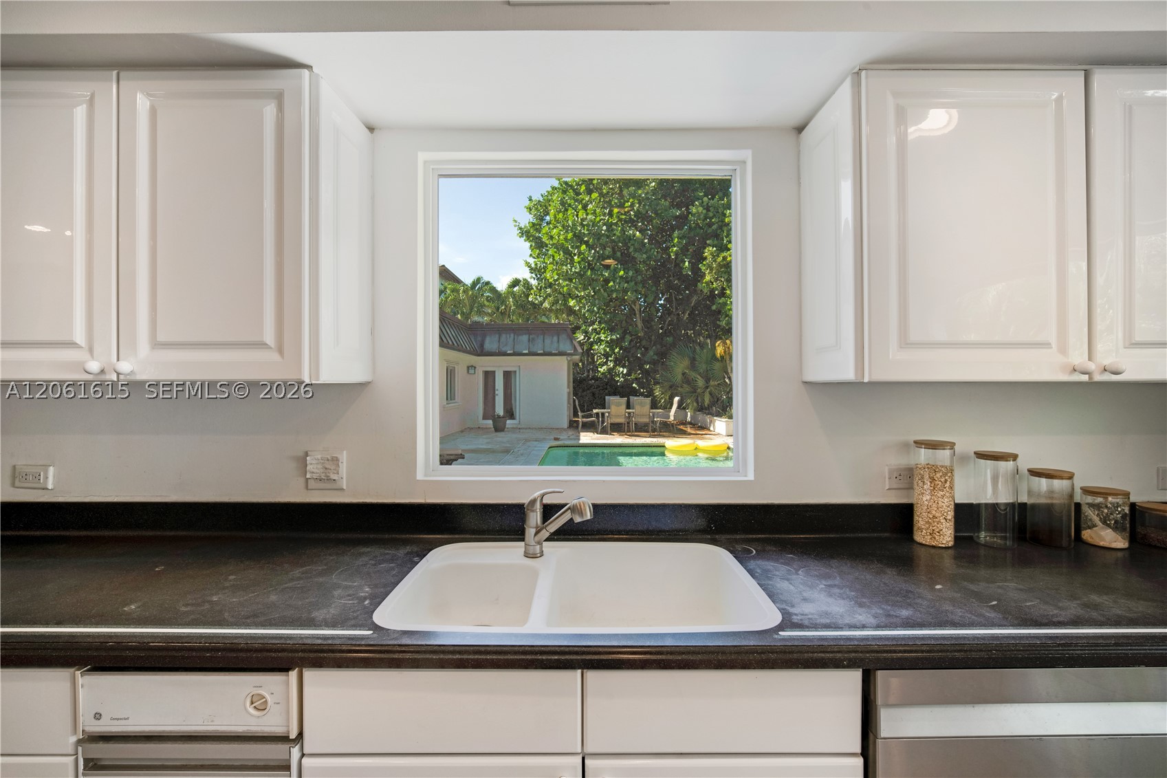 324 Caribbean Rd Key Biscayne, FL 33149