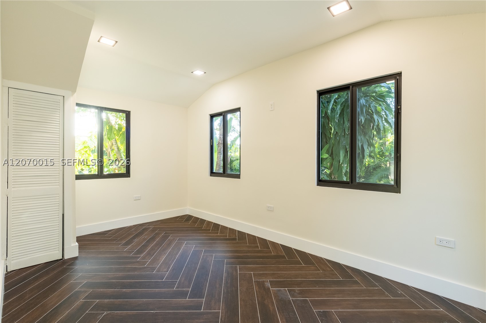 10901 NE 3rd Ave Miami, FL 33161