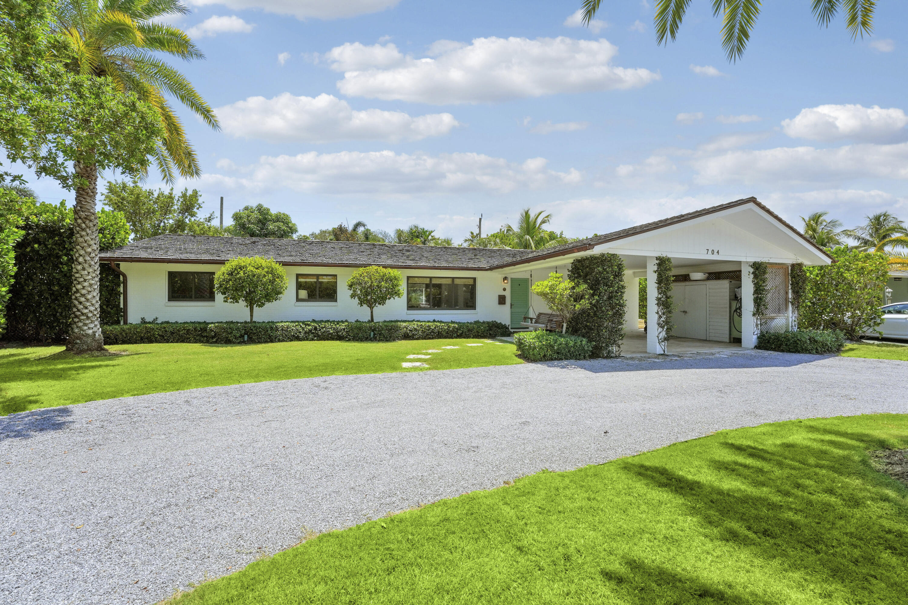 704 Pelican Way