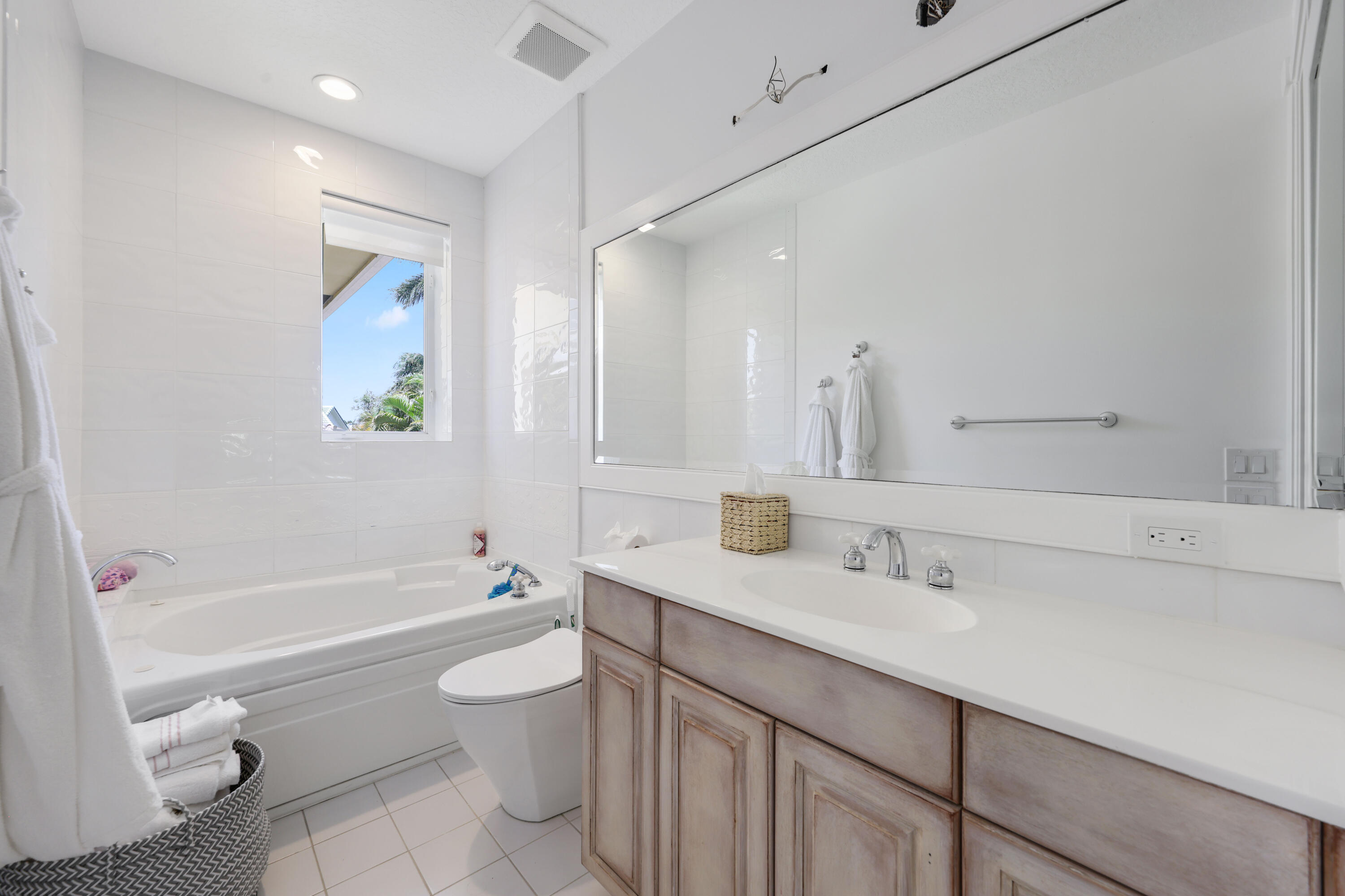 1019 Grand Ct Highland Beach, FL 33487