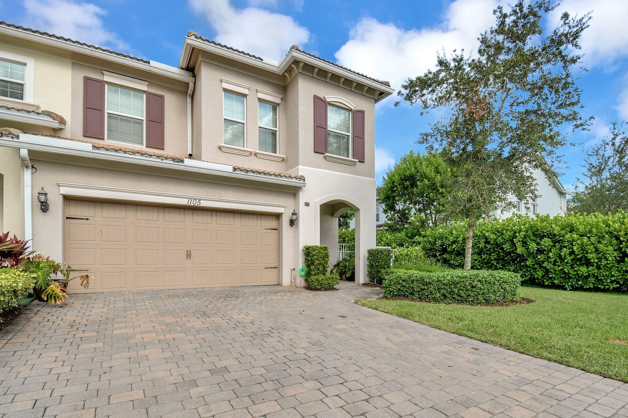 1105 Banyan Dr