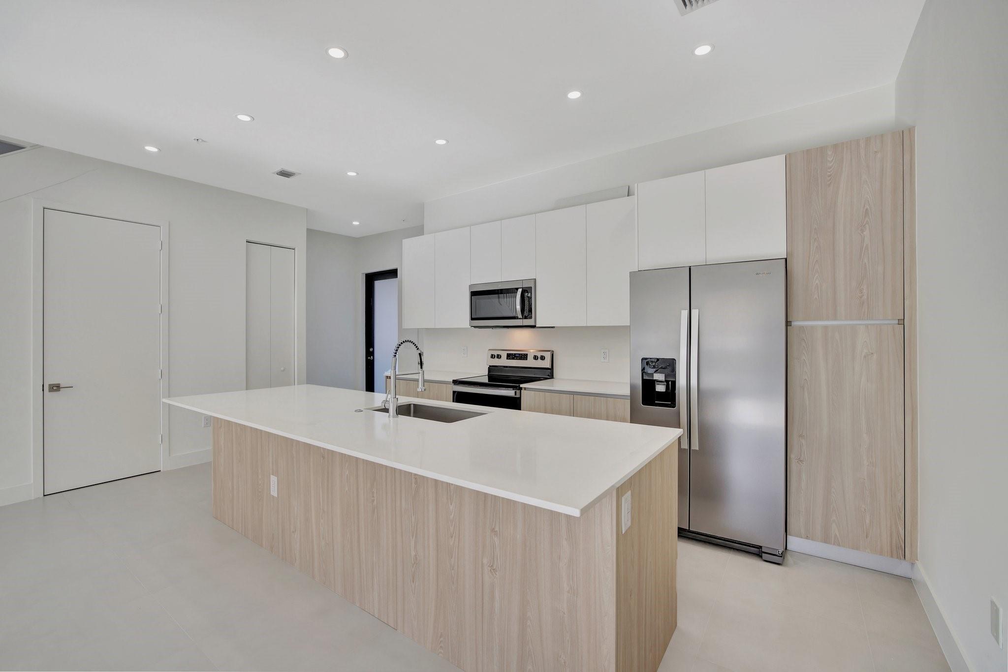 4208 NE 7th Ter #8