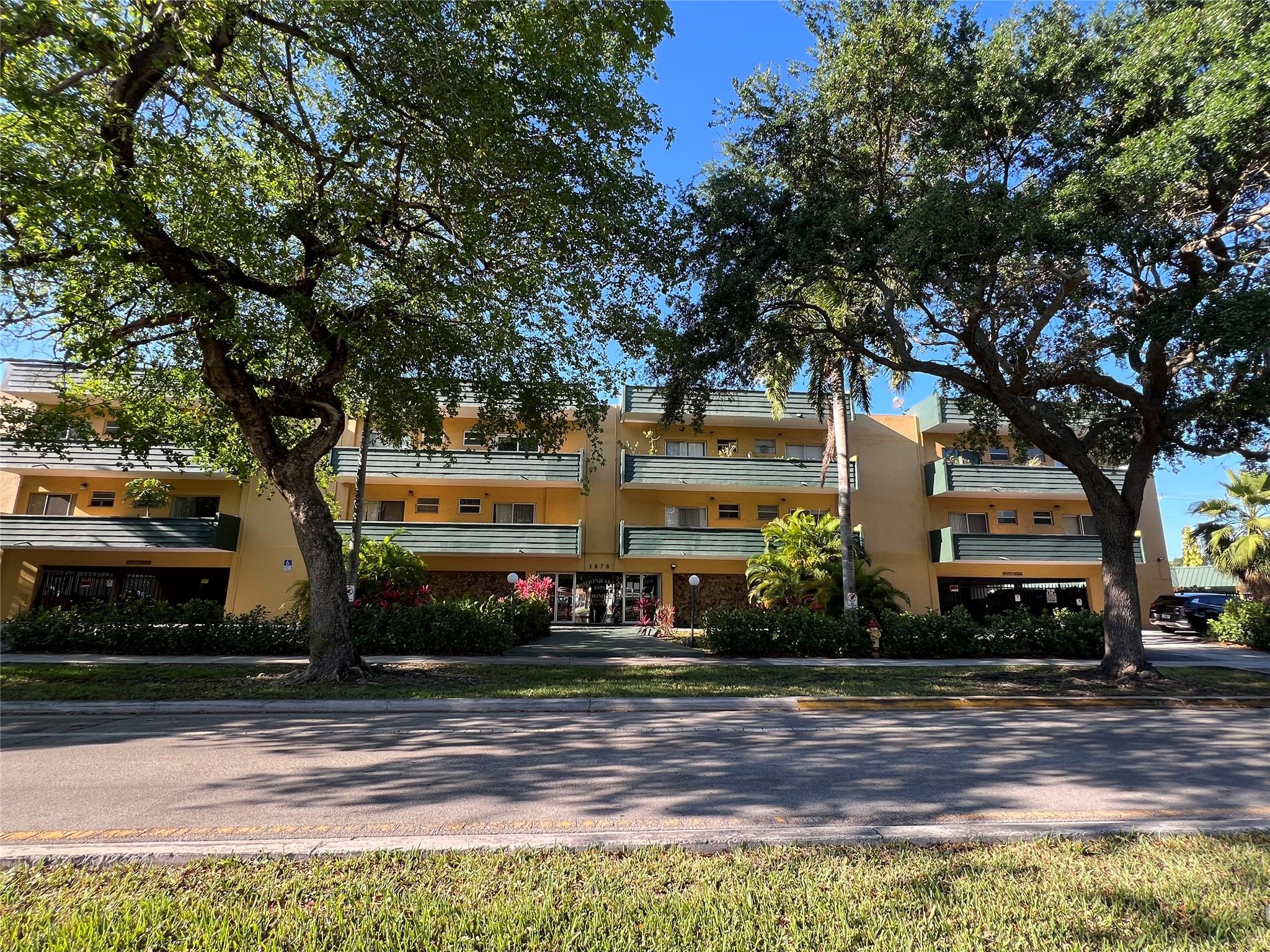 1975 NE 135th St #3R