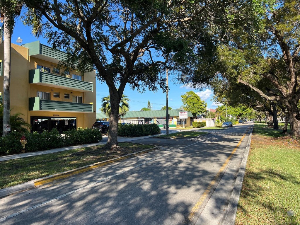 1975 NE 135th St #3R North Miami, FL 33181