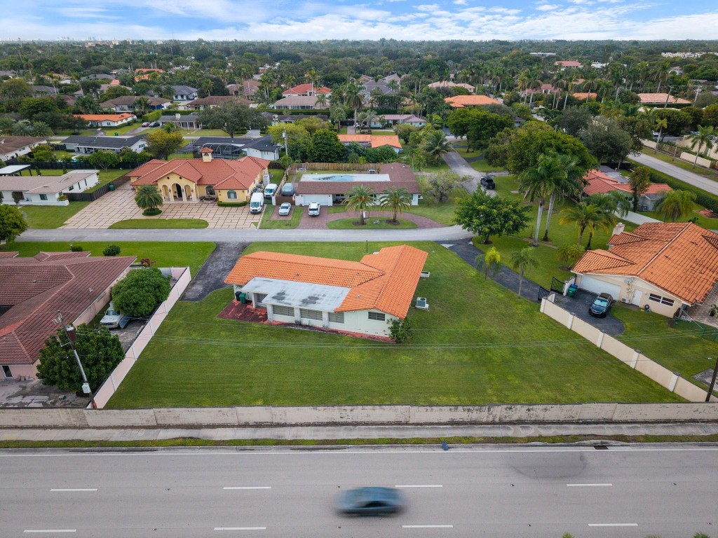 8230 SW 87th Miami, FL 33143