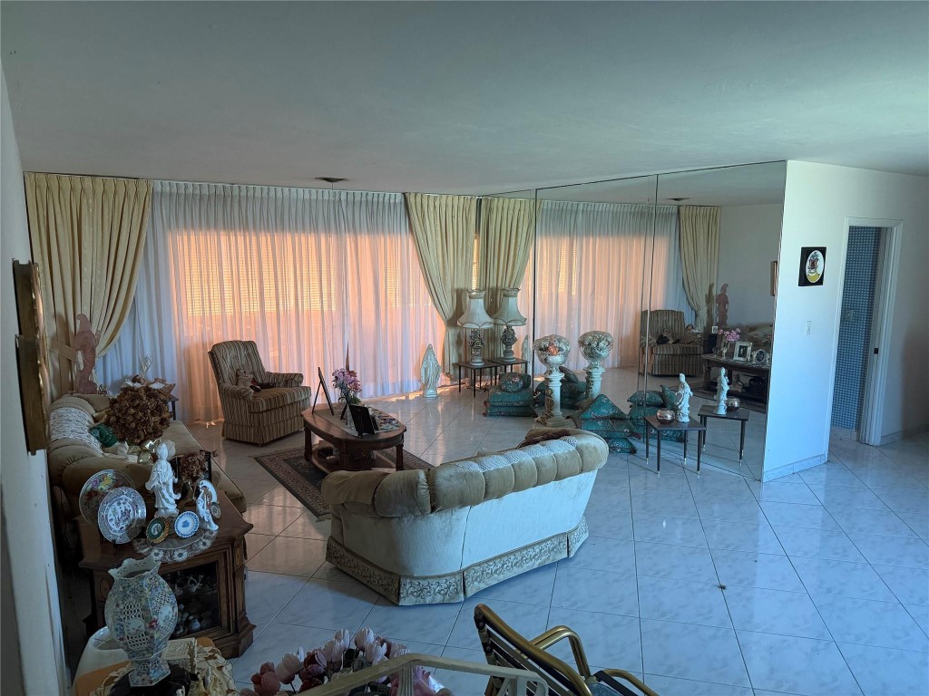 8230 SW 87th Miami, FL 33143