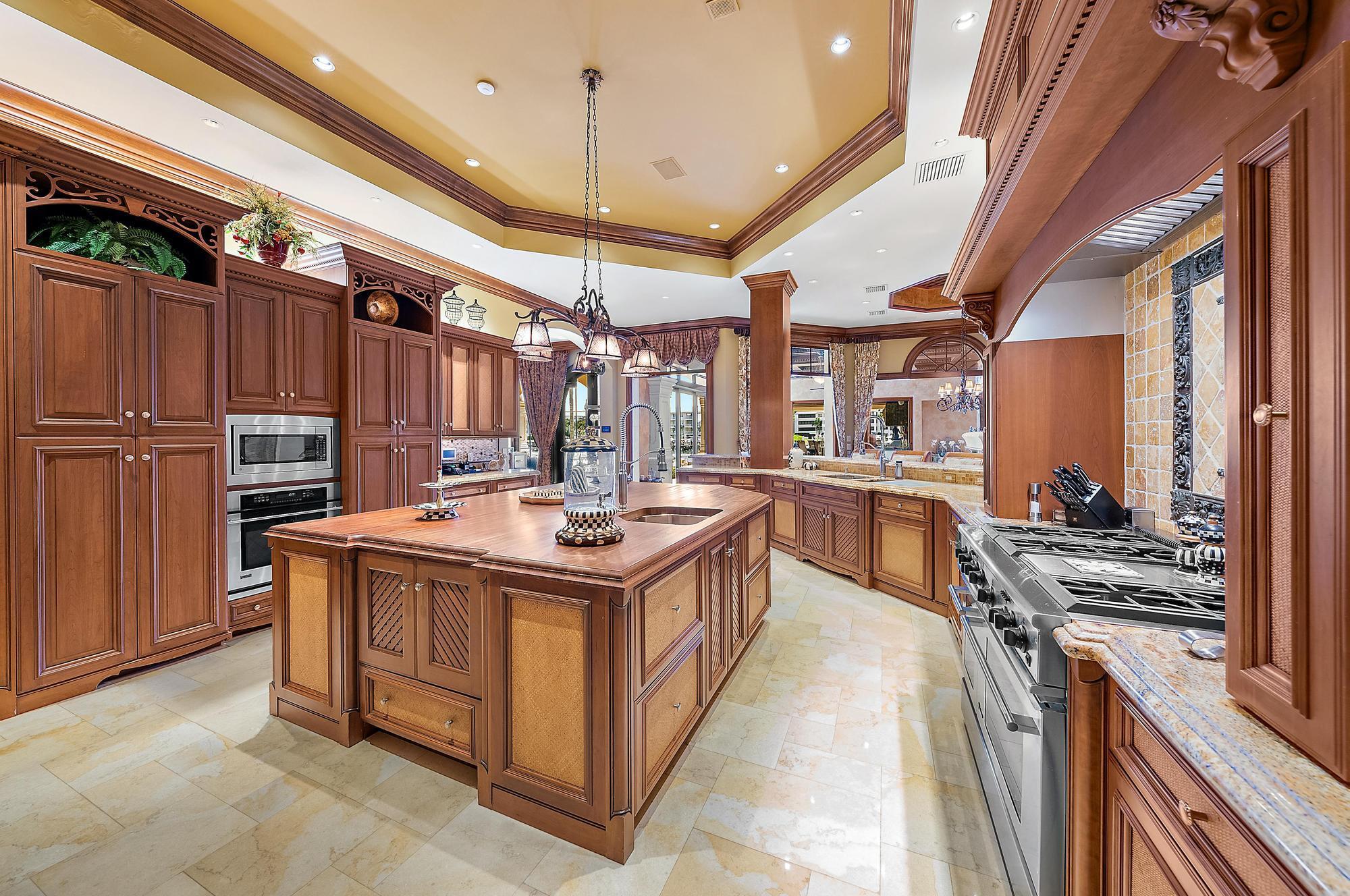 2330 Seven Oaks Ln Palm Beach Gardens, FL 33410 2330 Seven Oaks Ln Palm Beach Gardens, FL 33410