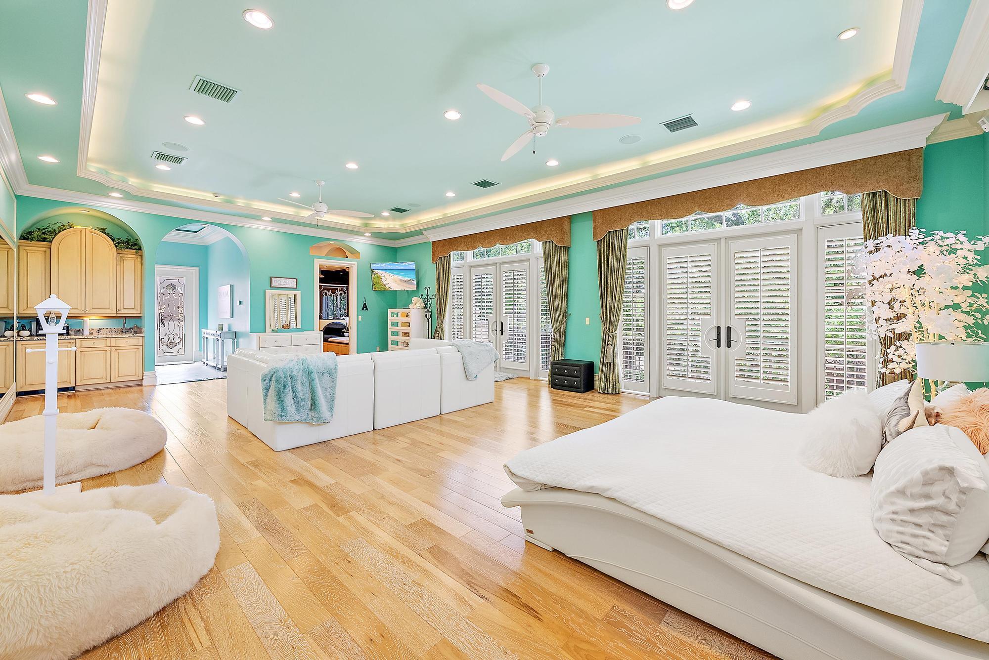 2330 Seven Oaks Ln Palm Beach Gardens, FL 33410 2330 Seven Oaks Ln Palm Beach Gardens, FL 33410