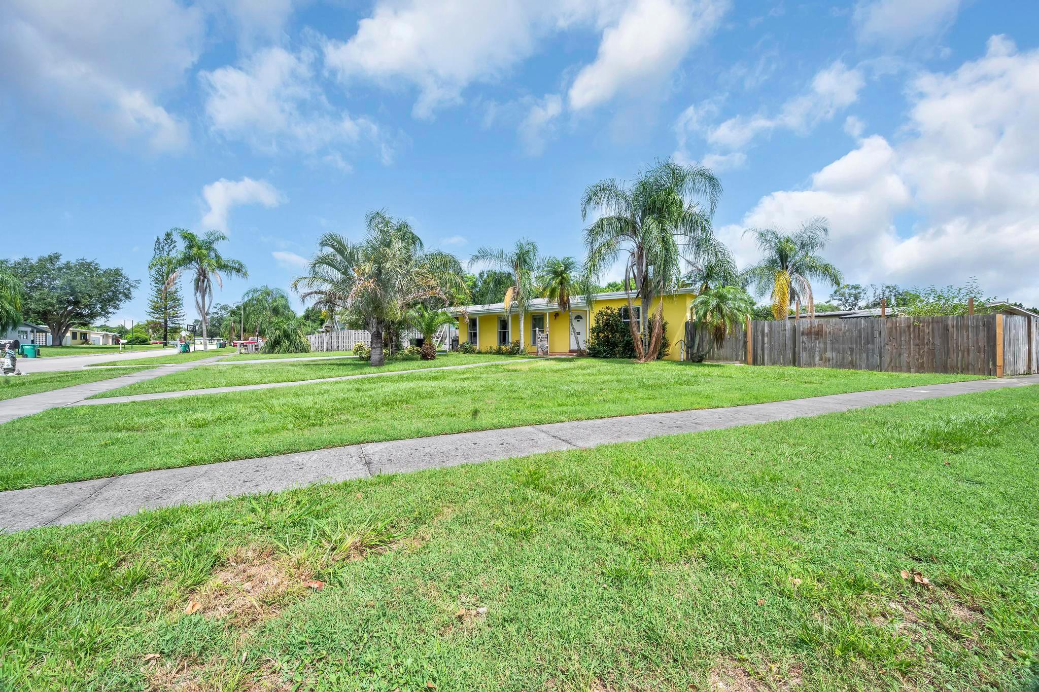 105 SE Castana Ct