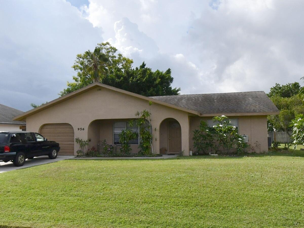 956 SE Brookedge Ave