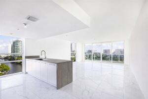 image 400 Sunny Isles17