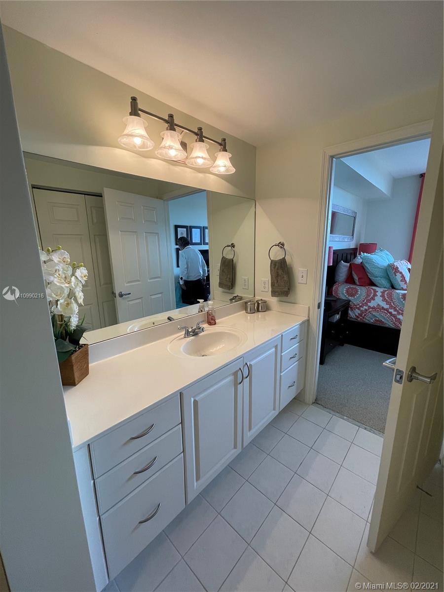 image LEJEUNE PLAZA CONDO18