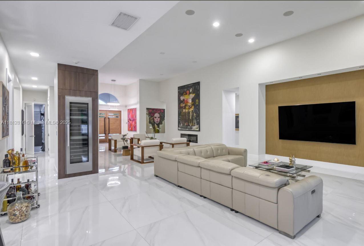 11390 SW 30th St Miami, FL 33165