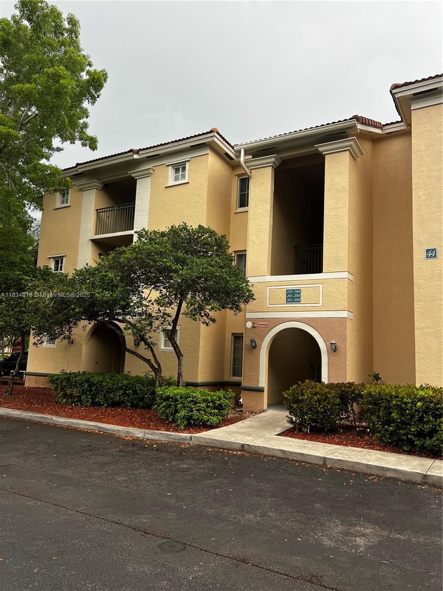 2548 Centergate Dr #301