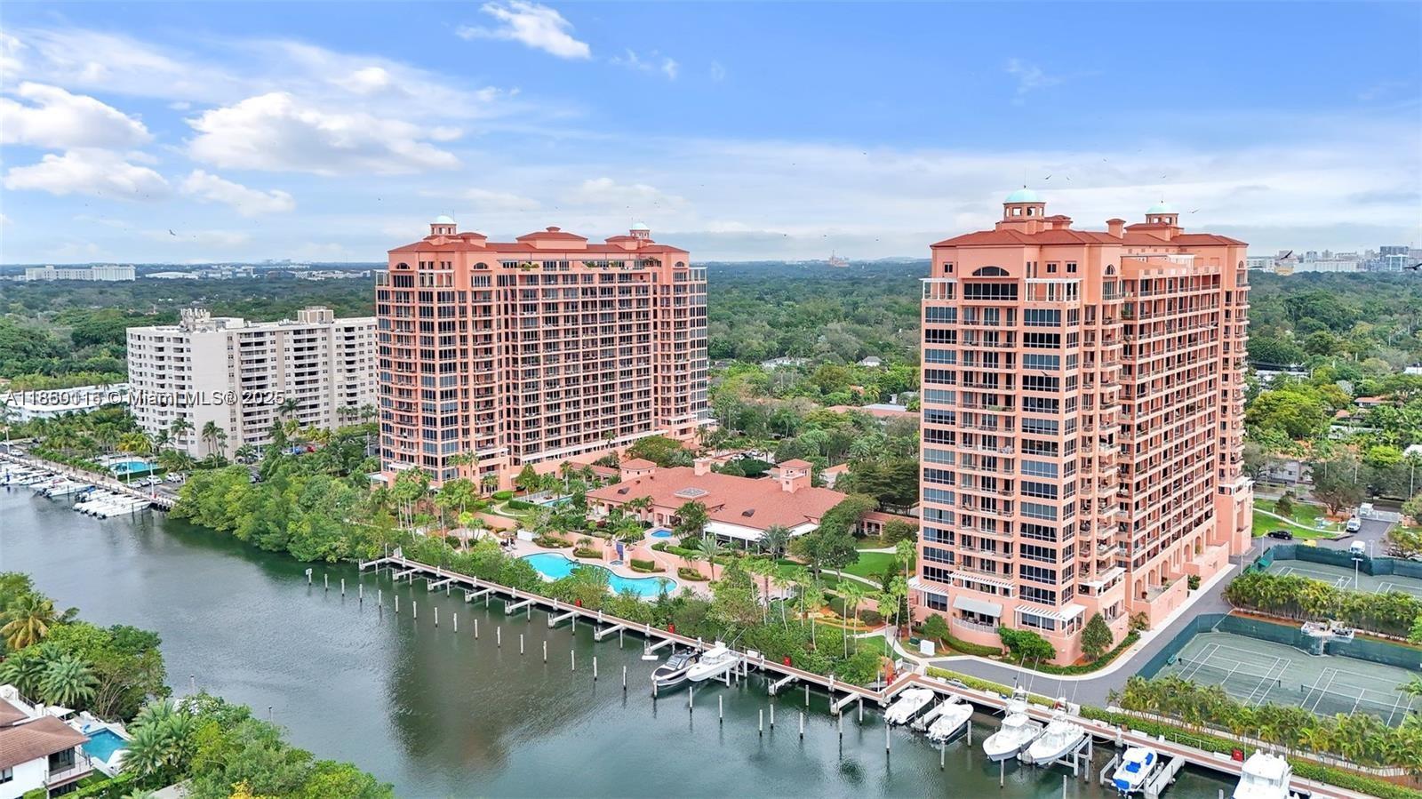 10 Edgewater Dr #4H