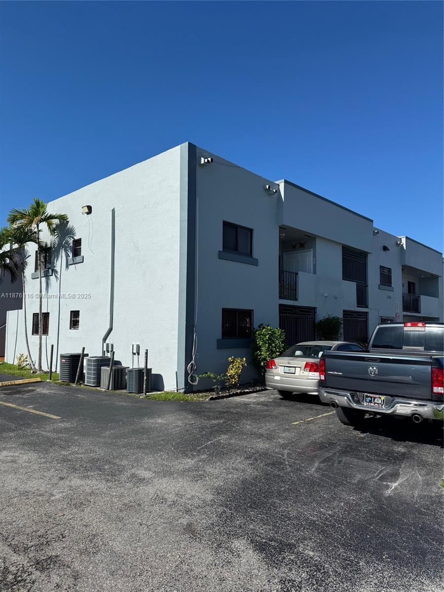 1300 W 41st St #102