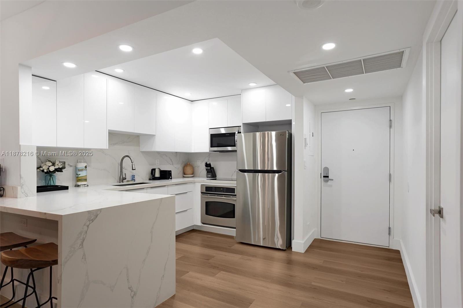 2301 Collins Ave #1135