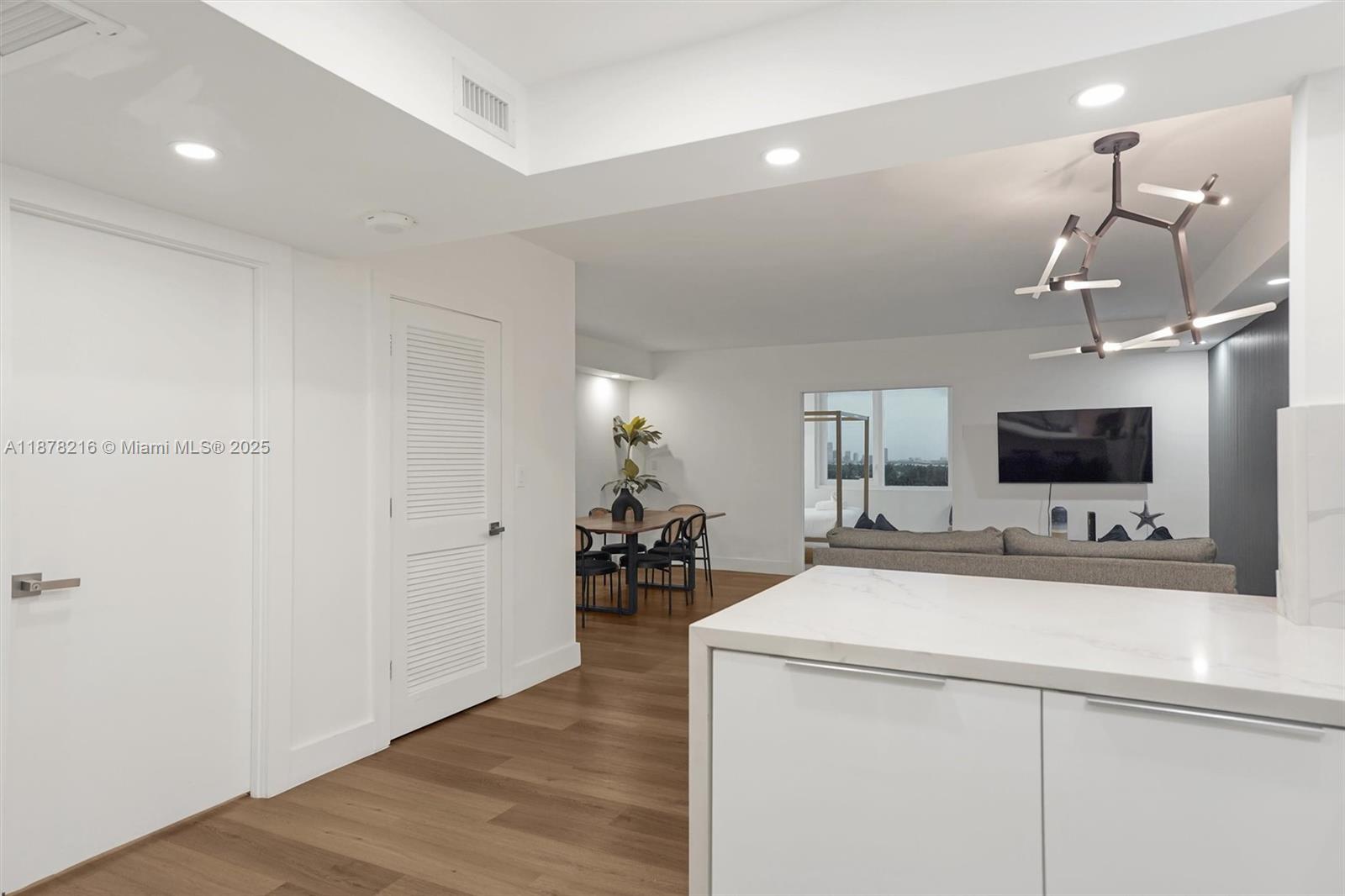 image Roney Palace Condo3