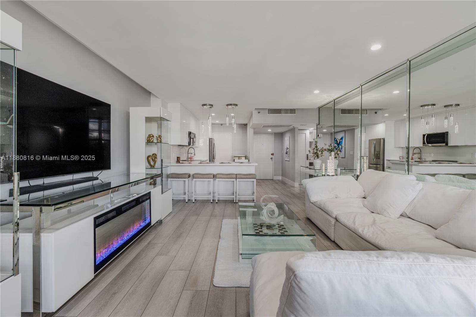 100 Lincoln Rd #323