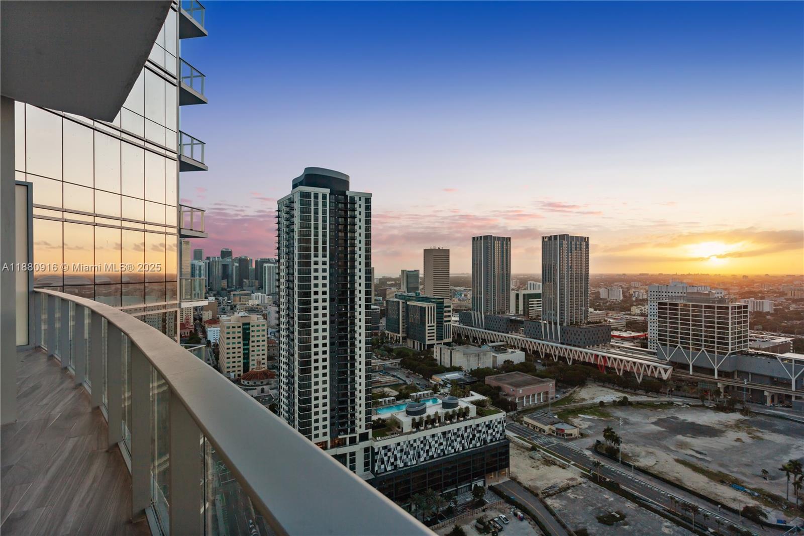 image Paramount Miami Worldcent10