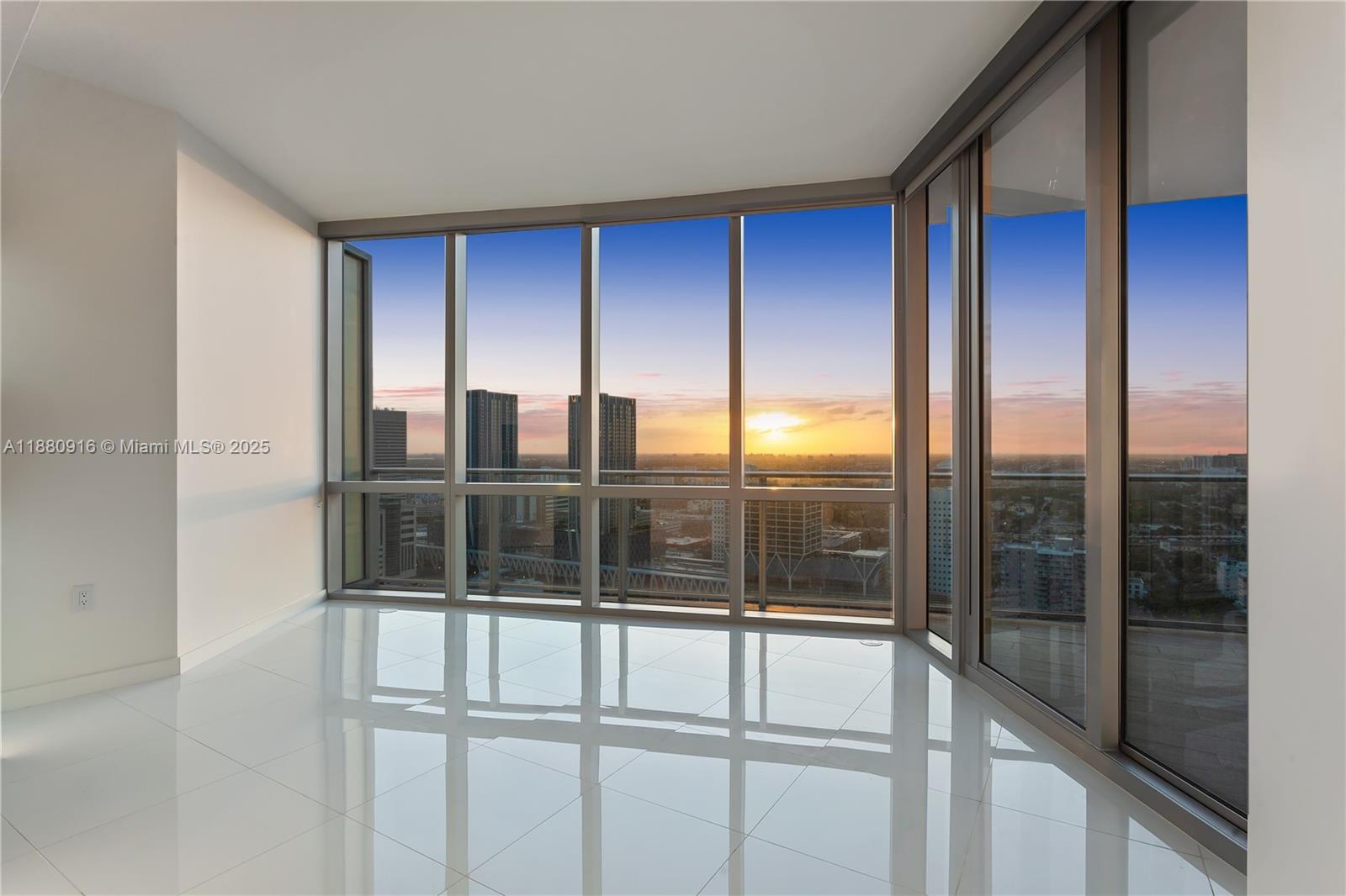 image Paramount Miami Worldcent1