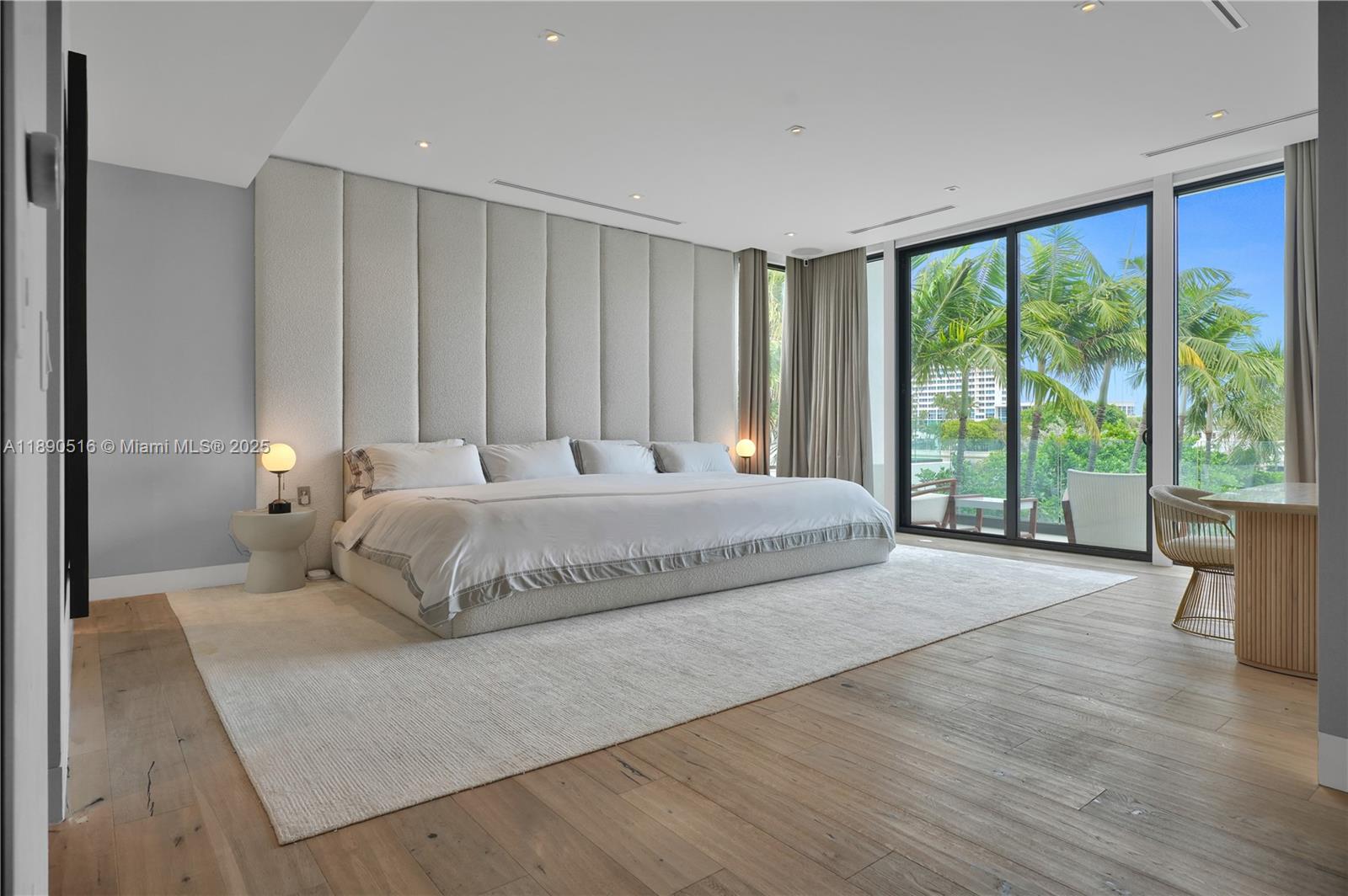 5501 Pine Tree Dr Miami Beach, FL 33140