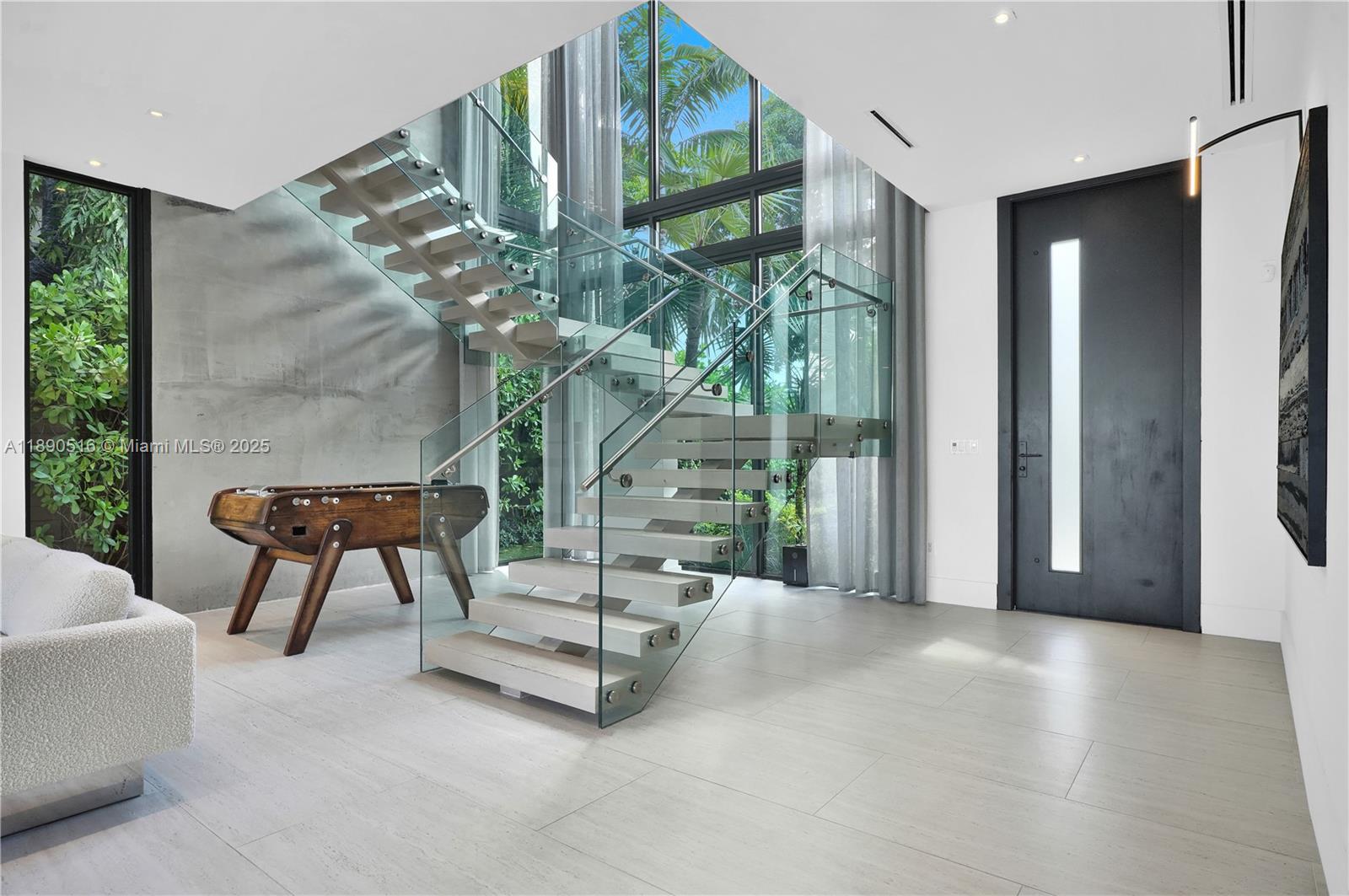 5501 Pine Tree Dr Miami Beach, FL 33140