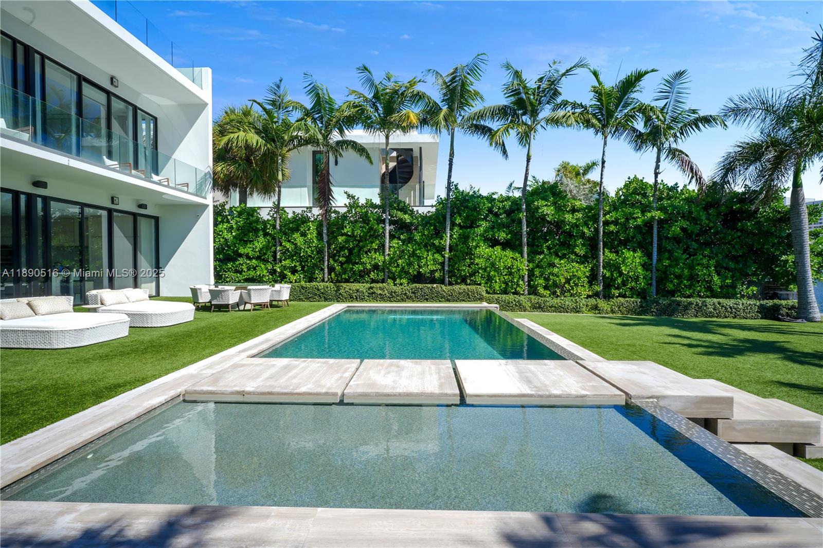 5501 Pine Tree Dr Miami Beach, FL 33140