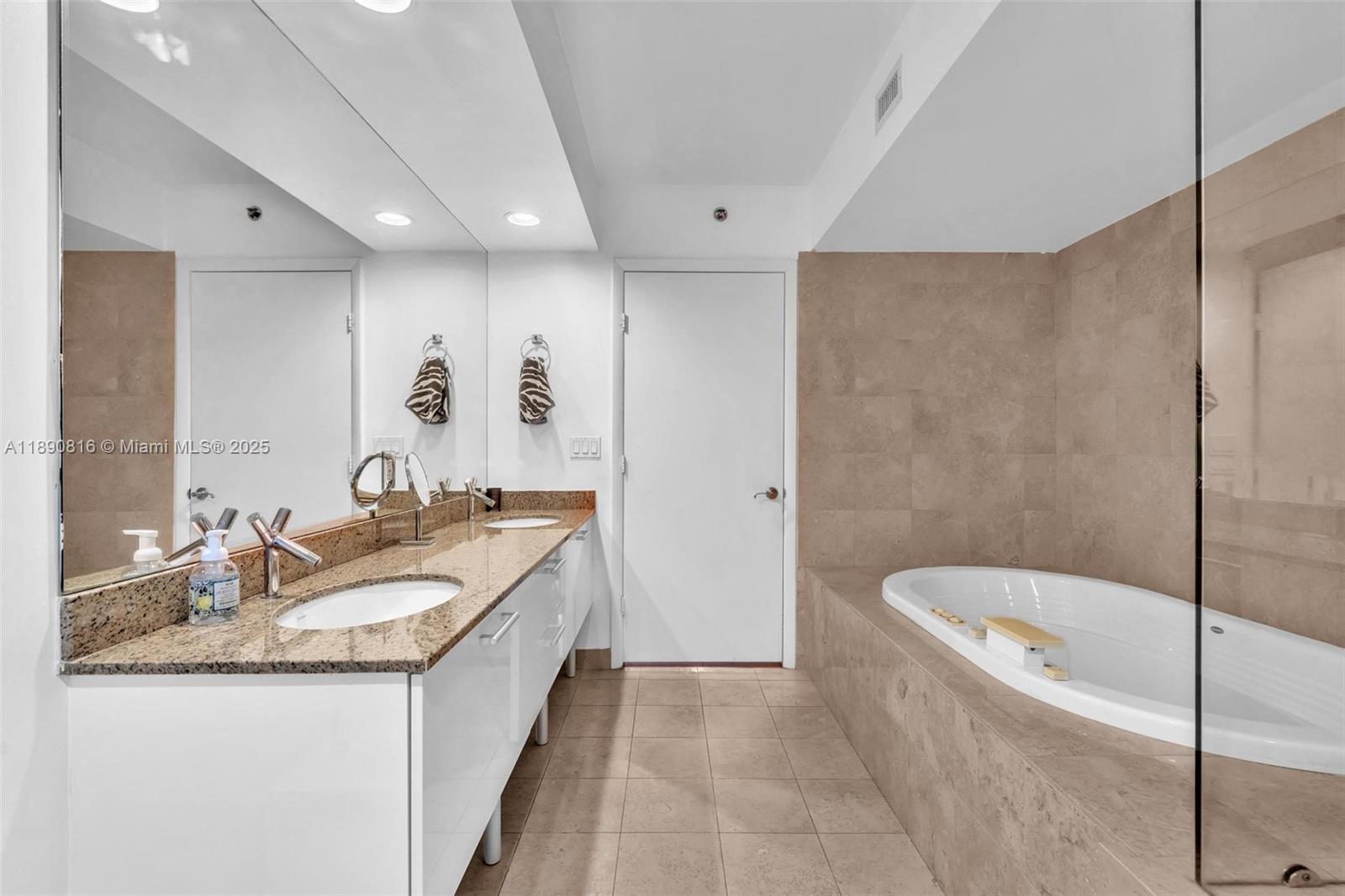image Ocean Four Condo30