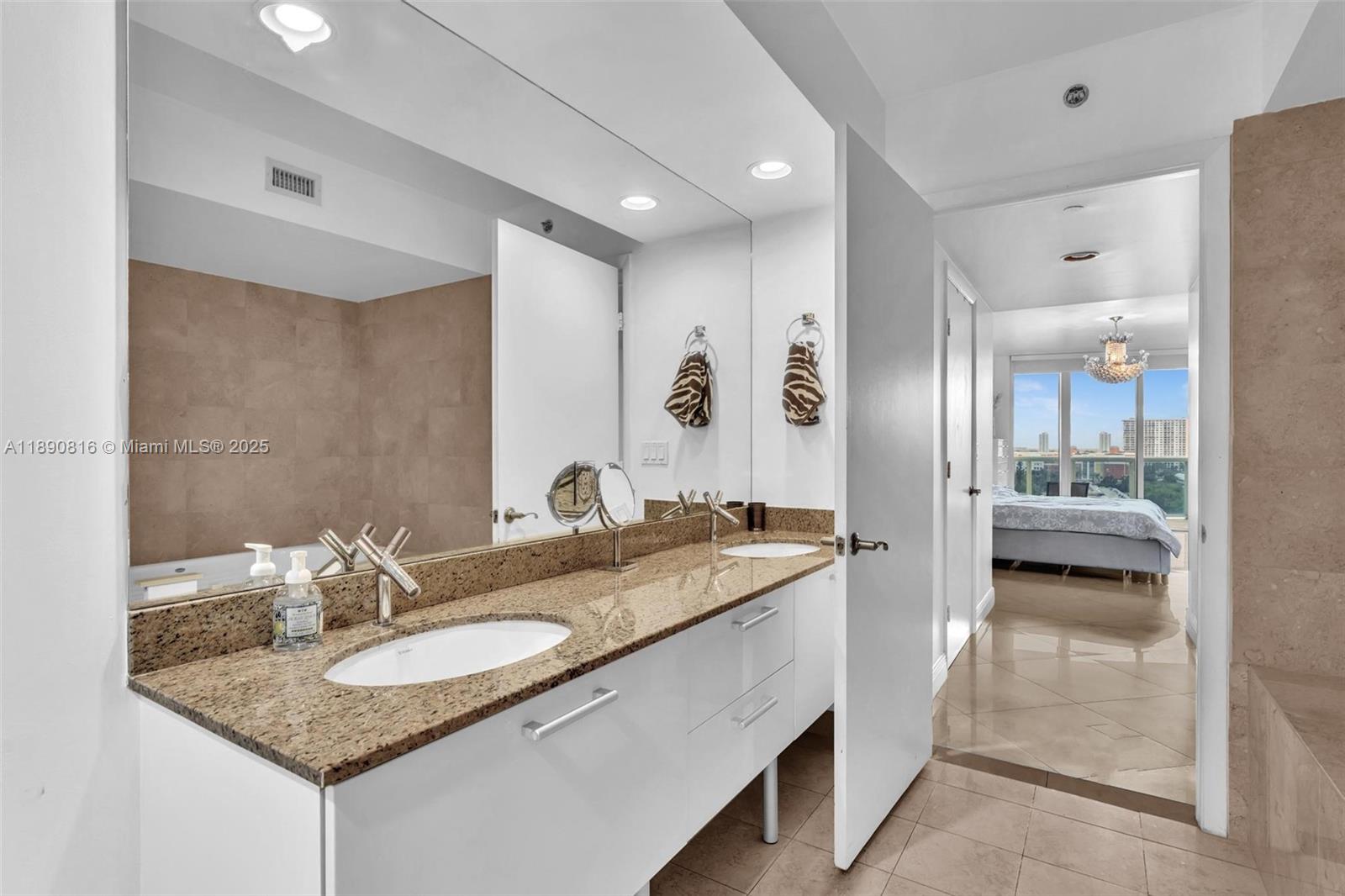 image Ocean Four Condo34