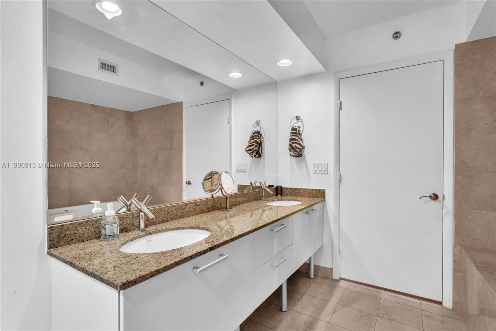 image Ocean Four Condo35