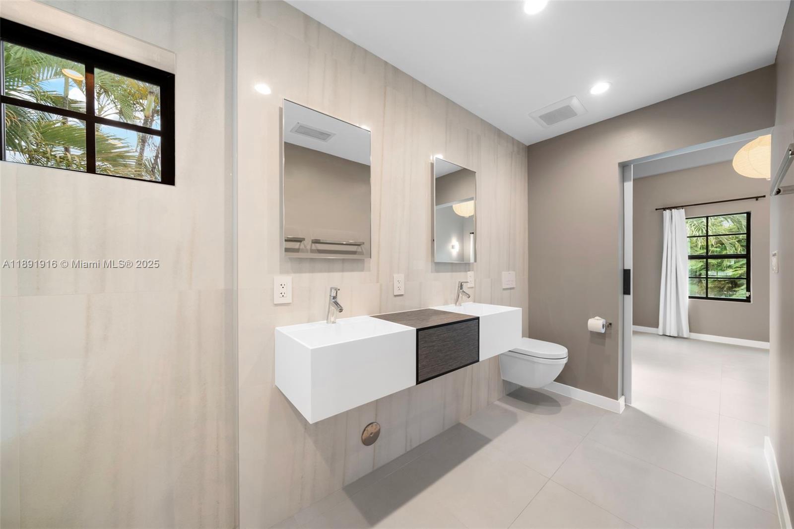 151 NE 43rd St Miami, FL 33137