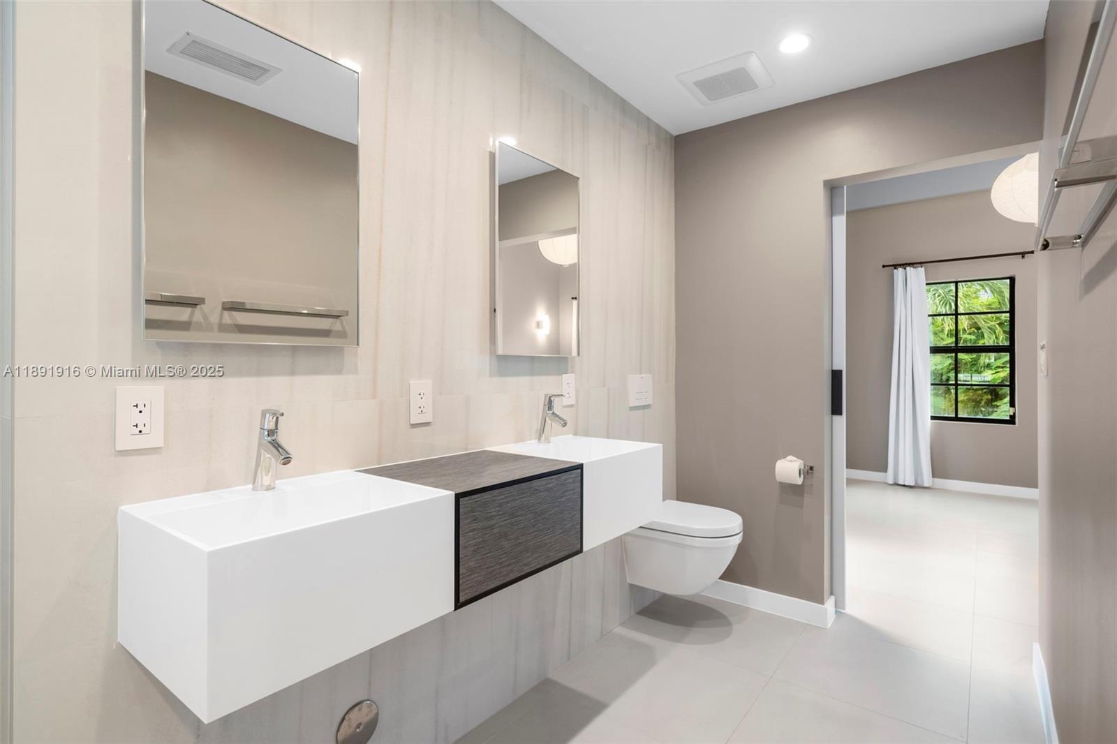 151 NE 43rd St Miami, FL 33137