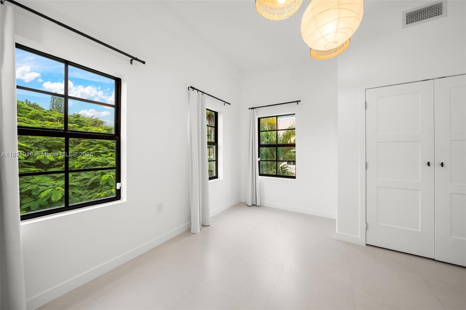 151 NE 43rd St Miami, FL 33137