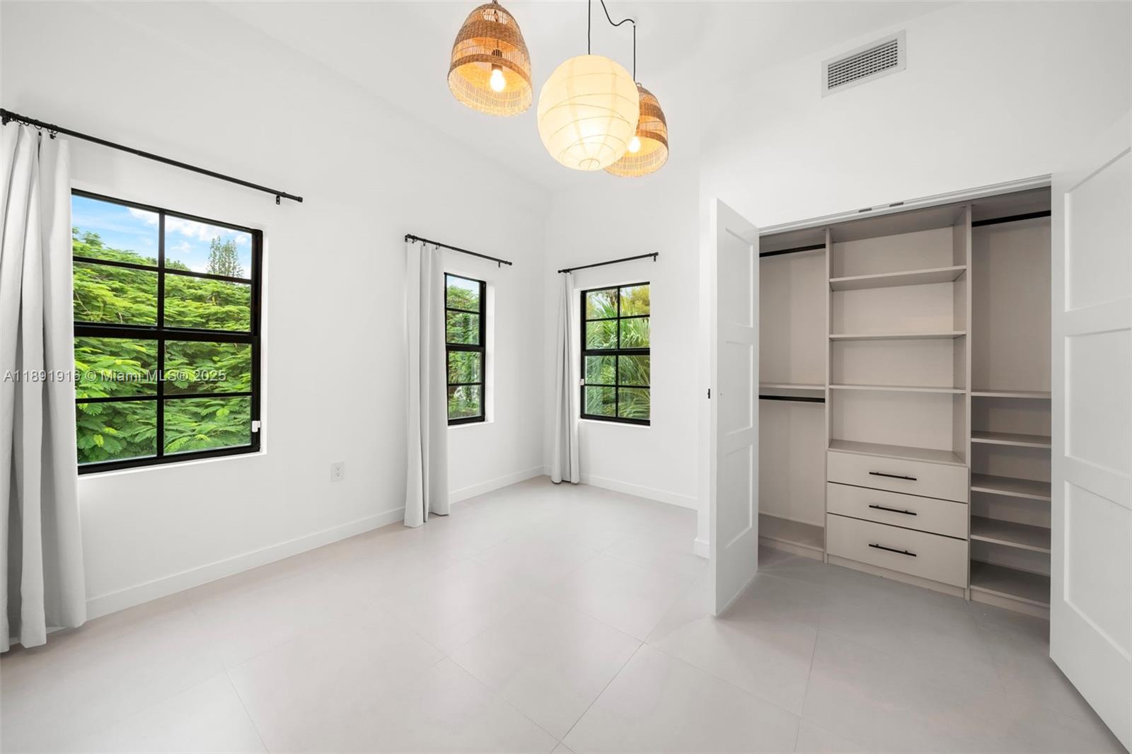 151 NE 43rd St Miami, FL 33137