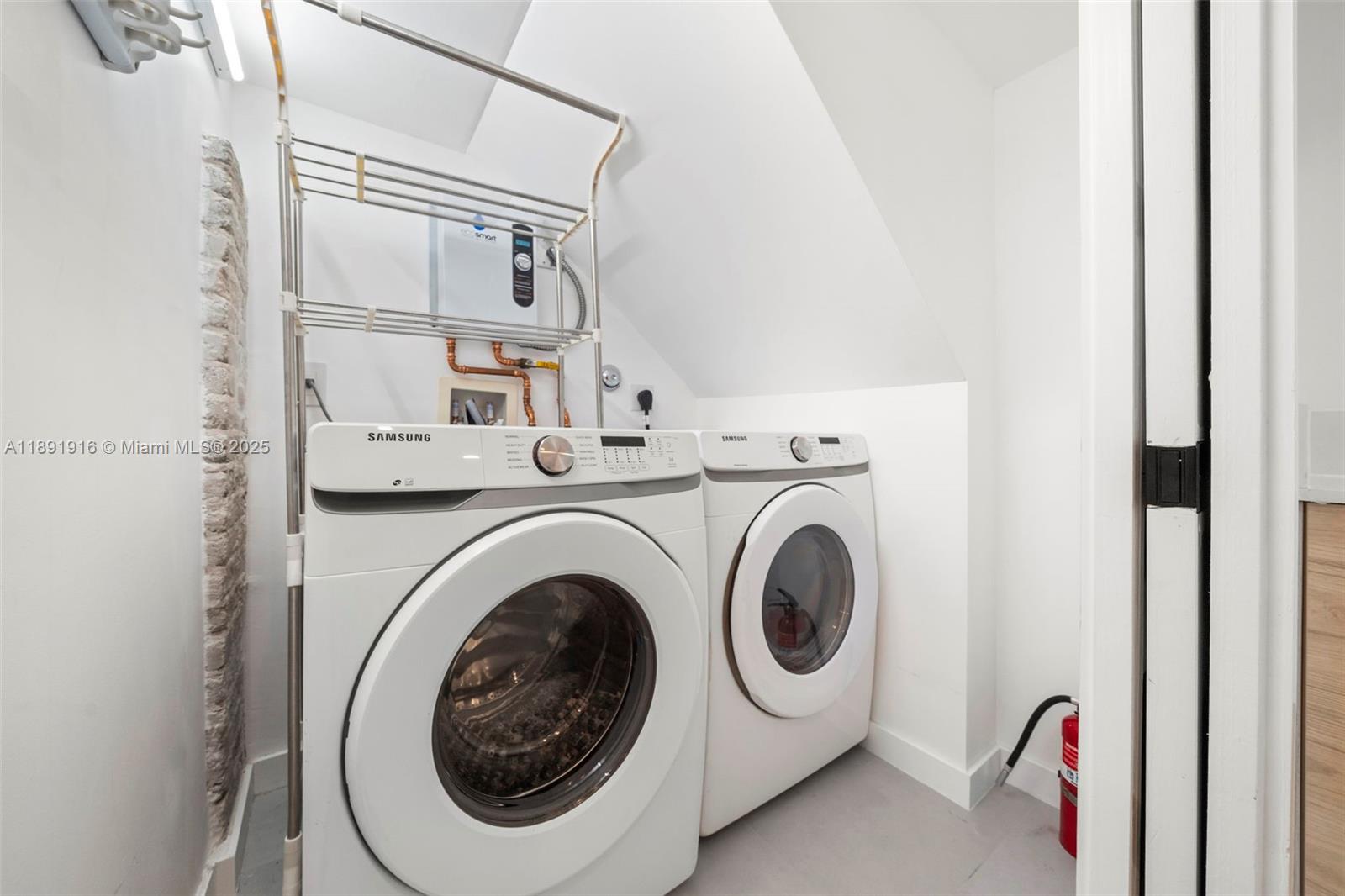 151 NE 43rd St Miami, FL 33137